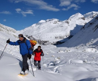  萨瓦省的雪鞋和有人陪伴的散步